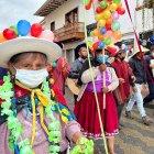 Festejo. En Gualaceo se realizaron pregones artísticos con espuma y globos durante el carnaval.