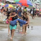 La imagen revela la gran cantidad de turistas que apostaron a las playas de Santa Elena y Salinas. Así como la reactivación de la actividad comercial como el alquiler de carpas y parasoles.