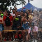 Un grupo de turistas graba en sus teléfonos uno de los espectáculos organizados en el cantón Manta.