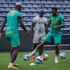 Segundo Castillo (atrás) estará en el banquillo de Barcelona ante Universitario.