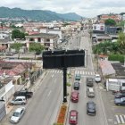 En la calle Sexta y Las Lomas, en Urdesa, se encuentra esta valla publicitaria que solo en un lado tiene publicidad y abajo se deteriora el sello de clausura.