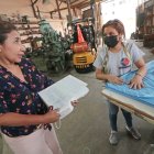 Jéssica Znezevich, quien sufre de artritis reumática desde los 14 años, se mantiene actividad en su taller de confección de uniformes.