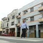 Muchas de las fachadas de viviendas ubicadas a lo largo de la Clemente Ballén lucen en mal estado.