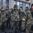 Soldados voluntarios por las calles de Kiev