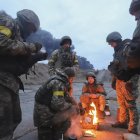 Soldados ucranianos se calientan en una hoguera en las inmediaciones de Kiev,Ucrania.