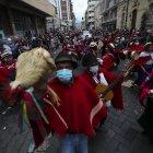 Cientos de personas fueron registrados el pasado sábado, durante el paso de las comparsas en el Carnaval de Riobamba (Ecuador).