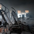 Vista del interior de una tienda de material deportivo, aún en llamas, tras el bombardeo ruso a la torre de televisión de Kiev (Ucrania).