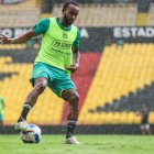 Leonai Souza, mediocampista de Barcelona, no estará esta noche ante Universitario.
