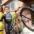 Antonella Puyo y Massimiliano Graziani disfrutan de la velocidad y de los saltos del BMX.
