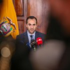 El ministro de Relaciones Exteriores de Ecuador, Juan Carlos Holguín, participa hoy en una rueda de prensa en la Cancillería de Ecuador en Quito.