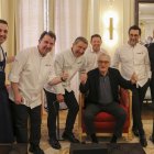 El actor estadounidense Robert De Niro posa junto a los chefs encargados de preparar un menú especial para él en pago por aceptar apadrinar el congreso gastronómico Madrid Fusión de 2021.