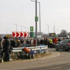 Cientos de refugiados ucranianos aguardan en la frontera con Polonia este jueves en la localidad ucraniana de Hlynytsi