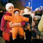 Personas con niños que huyen de la región del conflicto ruso-ucraniano llegan a la frontera polaco-ucraniana en Medyka (Polonia), este 26 de febrero de 2022.