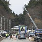 Controles de carreteras con sacos terreros y piezas de hormigón en Leópolis, Ucrania.