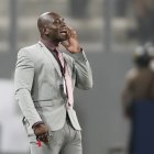 Segundo Alejandro Castillo. técnico interino de Barcelona, recibió elogios por su vestimenta en el duelo ante Universitario en Lima.