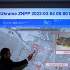 El director general de la agencia nuclear de la ONU, el argentino Rafael Grossi, señala en un mapa la situación de la central nuclear de Zaporoyia, en Ucrania, atacada esta madrugada por tropas rusas.