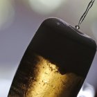 Un vaso de cerveza en foto de archivo.