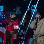 El artista puertorriqueño de música urbana Farruko (i) canta junto a su compatriota O"Neill