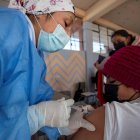 Fotografía de archivo en la que se registró a un niño al ser vacunado contra la covid-19, en un colegio de Quito