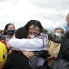 Ecuatorianos que huyeron de Ucrania a su arribo y encuentro con sus familiares.