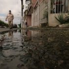 Riesgo. Las veredas en mal estado ponen en peligro la integridad de los peatones que se ven obligados a sortear huecos y baches