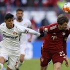 El ecuatoriano Piero Hincapié (izquierda) disputa el balón con el delantero del Bayer de Múnich, Thomas Müller.