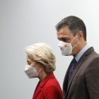 El presidente del Gobierno, Pedro Sánchez, y la presidenta de la Comisión Europea, Úrsula von der Leyen, tras la declaración institucional, este sábado en el Palacio de la Moncloa.