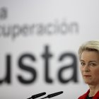 La presidenta de la Comisión Europea, Úrsula von der Leyen, durante la declaración institucional, este sábado en el Palacio de la Moncloa.