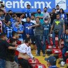 Aficionados de Querétaro y Atlas se enfrentaron en el minuto 62 y varias familias tuvieron que ser resguardadas en la cancha, durante la jornada 9 del Torneo Clausura 2022 de la Liga MX del fútbol mexicano en el estadio Corregidora de la ciudad de Querétaro (México).