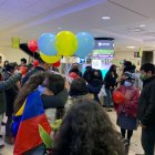Arribo. Familiares de siete ecuatorianos los recibieron en el aeropuerto de Tababela.