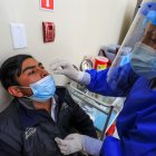 Un hombre se somete a una prueba PCR de detección de coronavirus en la ciudad de Quito, en una fotografía de archivo.