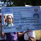 Mujeres participan en una marcha con motivo del Día Internacional de la Mujer hoy, en San Salvador (El Salvador). Al grito unificado de "Ni una menos, vivas nos queremos", miles de salvadoreñas recorrieron este domingo las principales calles de San Salvador para clamar justicia por las desaparecidas y víctimas de feminicidios.