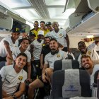 La delegación de Barcelona en el avión, optimista previa a su viaje a Brasil.