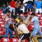Los hinchas de Querétaro y el Atlas en actos violentes en las graderías del estadio La Corregidora.
