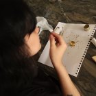 Preparación. Alejandra enseña como prepara un porro para su consumo y las herramientas que usa.