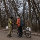 Un integrante de las Fuerzas Territoriales de Defensa comprueba la documentación de una persona en una carretera al este de Kiev.