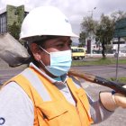 Profesión. Silvia Bravo, de 43 años, trabaja reparando los baches de las calles de Quito.