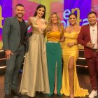 Virginia lució su tonificado cuerpo con un vestido dorado de revelador escote. En la foto, con sus compañeros de programa.