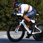 Richard Carapaz encaró la contrarreloj luciendo su maillot con una franja tricolor en el pecho