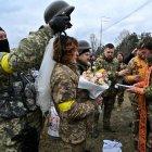 La boda significó una extraña, pero tierna distracción del conflicto