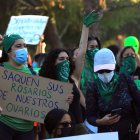 Fotografía de archivo fechada el 28 de septiembre de 2021 que muestra a mujeres mientras se manifiestan a favor del aborto, en Ciudad Juárez, estado de Chihuahua (México).