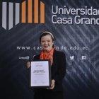 Orgullosa exhibe su certificado de estudios en la carrera de comunicación y artes escénicas.