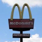 Vista del logo de la cadena McDonald"s, en una fotografía de archivo