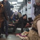 Ciudadanos de Járkov, en el este de Ucrania, permanecen refugiados del asedio ruso en el metro de la ciudad.
