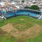 Así luce la cancha del Yeyo Úraga, ubicado en las calles Tungurahua y Cuenca, con maleza y grandes espacios de tierra descubiertos; los graderíos están intactos.