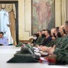 Fotografía cedida por Palacio de Miraflores donde se observa al presidente de Venezuela, Nicolás Maduro (i), en una reunión con miembros de su gabinete y alto mando militar