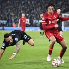 Lautaro Martínez y Trent Alexander-Arnold pelean por el balón durante el partido de este martes.