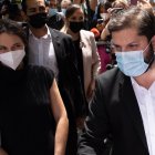 Fotografía de archivo fechada el 10 de enero de 2022 que muestra al presidente electo de Chile, Gabriel Boric (d), junto a Irina Karamanos (i), mientras saluda algunos simpatizantes durante su arribo al Tribunal Calificador de Elecciones, donde recibirá la proclama oficial como presidente del país, en Santiago (Chile). EFE/Alberto Valdés