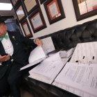 Vanegas es un concejal independiente del Municipio de Guayaquil. Es doctor en Jurisprudencia, magíster en Derecho Procesal, en Ciencias Penales y Criminología,