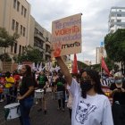 "Te prefiero violenta que violada o muerta" se lee en uno de los carteles que levanta una activista en la Av. 9 de octubre